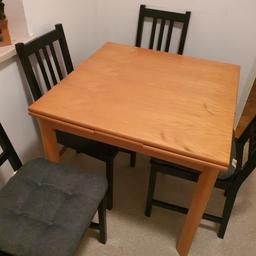 Küche - Tisch. Aufklappbar von beide Seiten ( kann richtich groß werden) Dazu vier schwarze Stühle.