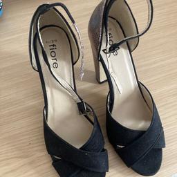 Ladies shoes size 6 never worn , bought but to high