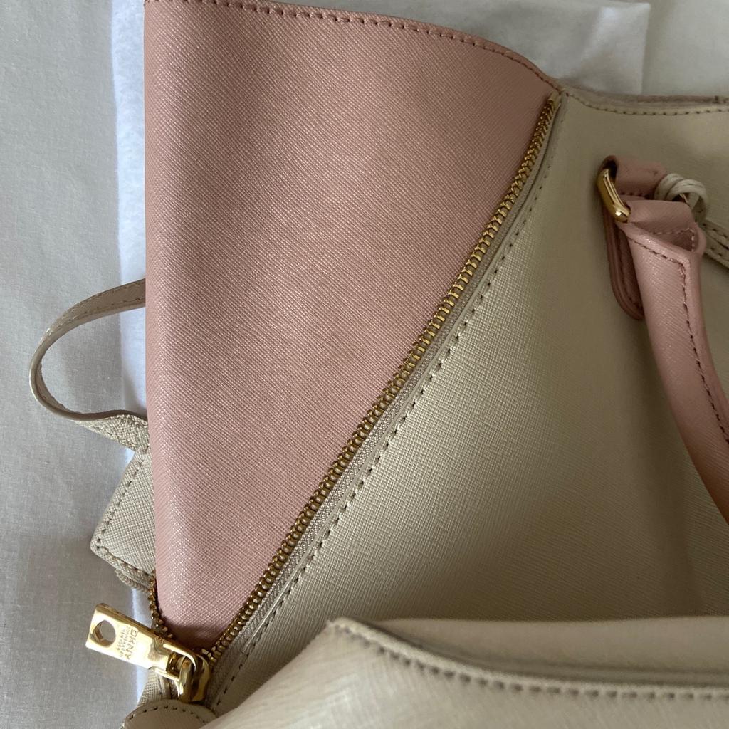 Cream and pink leather tote with attached pouch
Pockets inside with beautiful DKNY lining
Great condition
Bought in USA - not available in UK