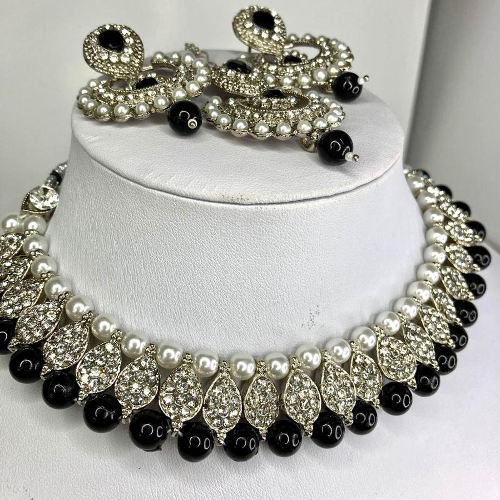This stunning necklace set will make you turn heads at any occasion.

This Beautiful 3 piece Necklace, Earrings & Headpiece set is perfect for any Occasion. This amazing set is Silver Plated and filled with Stonework and Pearls. As the Jewellery is made from Zinc this is a durable material which will not discolour or corrode.
Care Instructions: Keep away from Water, Body Lotions and Perfumes