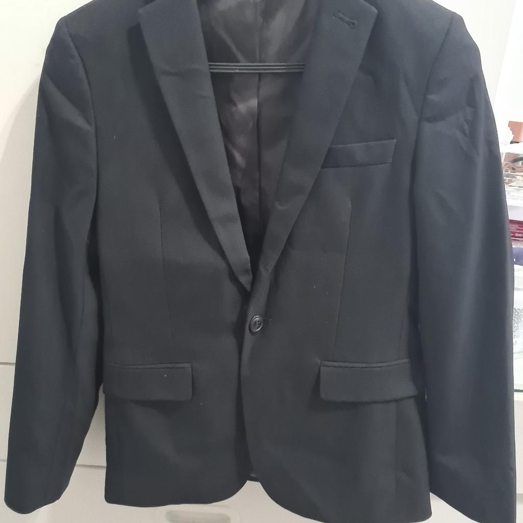 new without tag. boy size 10- 11 years. suit top chest size is 16 inch
it's proper black
