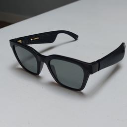 Great condition as barely used

• Alto S/M: Angular lenses | Lens width: 53 mm | Bridge width: 20 mm | Temple length: 135 mm 

• An integrated microphone for clear calls and access to your phone’s virtual assistant 

• Block up to 99 perecnt of UVA/UVB rays 

• Bluetooth connectivity for easy pairing