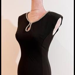 Zum Verkauf steht ein schwarzes, sehr elegantes und zeitloses Cocktailkleid in der Größe S der Marke SHK Mode.

Das Kleid hat einen Reißverschluss am Rücken, kleine Schulterpolster und eine schöne Strassverzierung. Das Schlüsselloch - Dekolleté gibt dem Kleid einen weiteren klassisch - eleganten Touch.

Ungetragen - daher neu ohne Etikett.

Versand als BÜWA 1.95€

#élégant #cocktaildress #vintagestyle #vintagecocktaildress #féminin #cocktailkleid #klassisch #klassischkleid #zeitlos #zeitloselegant #zeitlosesdesign #féminine #cocktailparty #gatsbystyle #gatsbydress 🍸