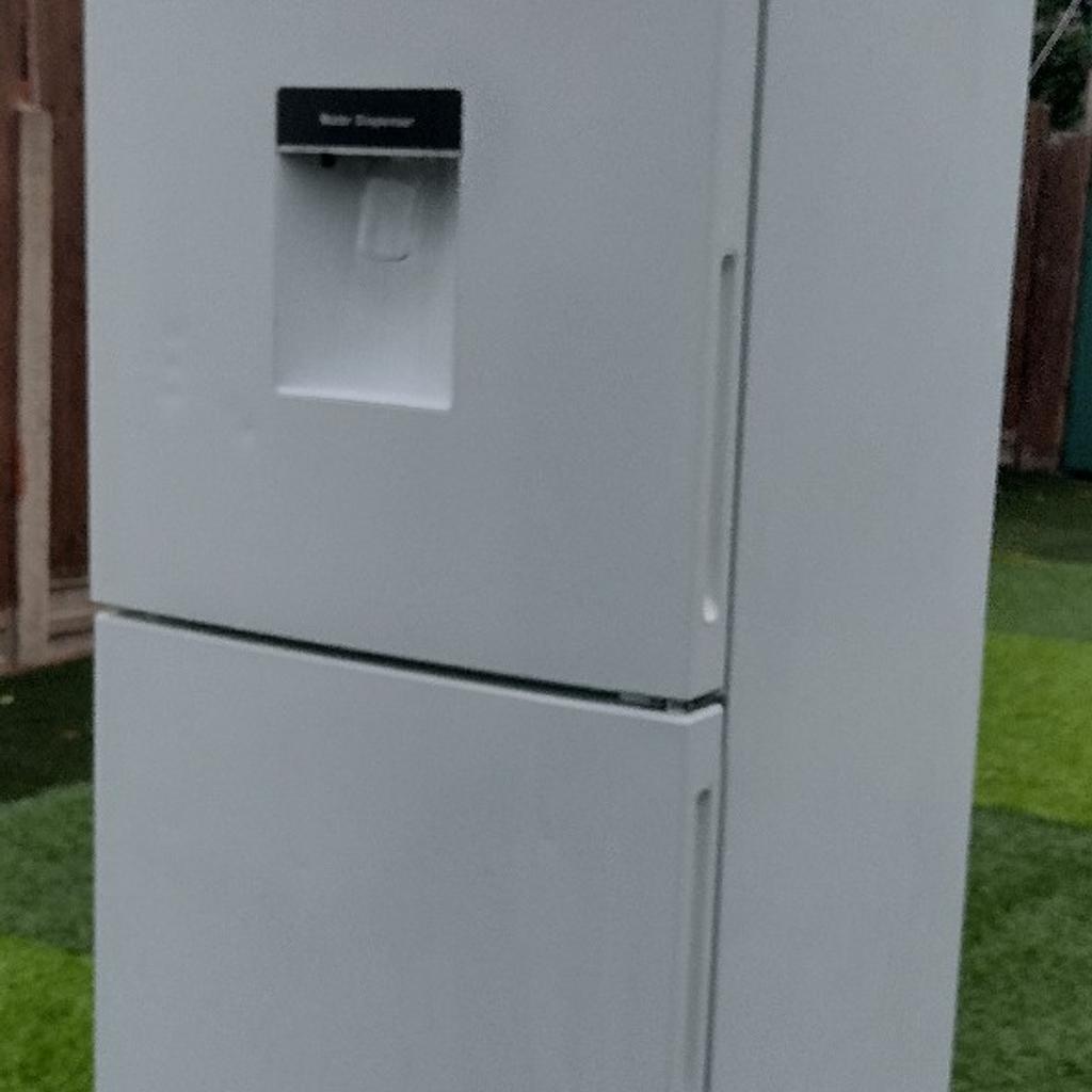 LOGIK fridge freezer FROST FREE Water dispens in B70 Bromwich für £ 189