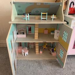 Lovely little wooden dolls house with all the accessories and dolls 
My girls don’t play with anymore 
Only 1 mark on it 
Immaculate condition 
Delivery with 3 miles of WV13 
Collection available