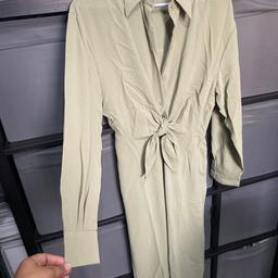 Front tie shirt dress with pockets on either side.
Large size.
Light karki/olive green colour.
Brand new.