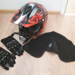 Helm mit Handschuhen und Mundschutz Größe S