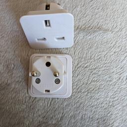 2 travel plugs. 
no packaging