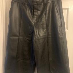 New Zara black faux leather soft cropped pants with pockets and zip front size Large