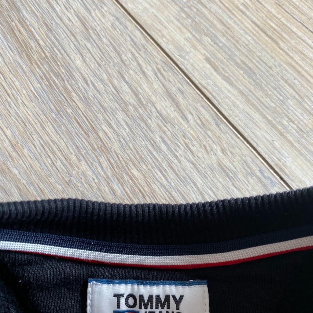 Hey ihr lieben :)
Biete hier meinen Tommy Jeans Sweater Pulli in Schwarz an ❤️
In der Gr. XS.
Privatkauf: keine Garantie oder Rücknahme