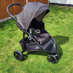 Adjustable seat which can face bothe sides. Good condition. Works perfectly. A few scratches and a little stain but no other problems with the stroller.