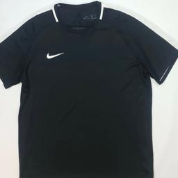 Mens black dri fit nike fit top, size xl fits more like a large💗