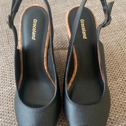 Neuwertige Damen Sandale Keilabsatz 
Ca 11 cm schwarz 
Wie neu Gr 37