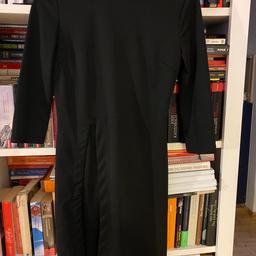 Schönes schwarzes Kleid mit langem seitlichem Schlitz. Kaum getragen.