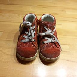 rote Schuhe mit kleinen Sternen
der Marke bama
mit Schnürsenkeln und Reißverschluss innseitig
in Gr. 21.