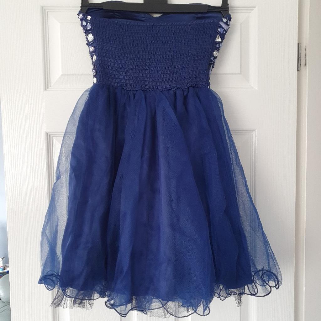 ladies dress
Quiz
midnight blue
heavily jewelled bodice
net skirt
size 6
would easily fit up to size 10 as the bodice has an elasticated back and a full skirt
excellent condition
worn once
Nice for party wedding occasion
COLLECTION ONLY