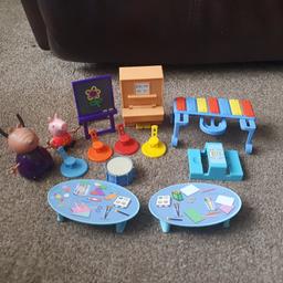 Peppa Pig school and music set. Barely used comes with Madame Gieslle, Susie sheep and Peppa. Collection B26