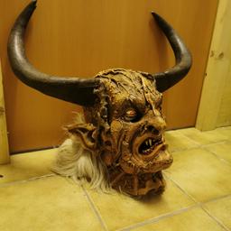 Verkauft wird eine Krampusmaske vom Schnitzer Kröll. Auf der Maske sind Bisonhörner angebracht.