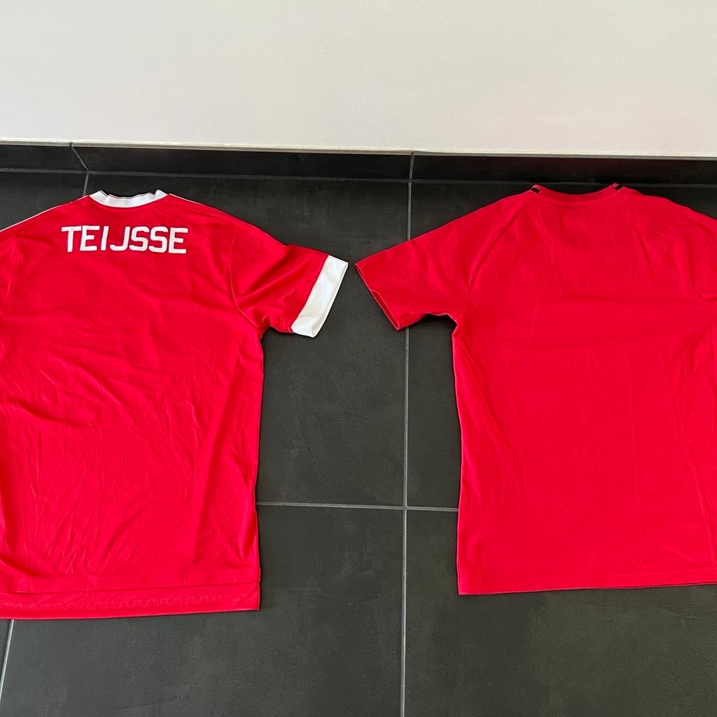 Verkaufe ein adidas Manchester United Trikot und ein adidas Fan T-Shirt, beides in Gr M - wie Neu war ein Geschenk nie angezogen.
Privatverkauf, keine Garantie und keine Rücknahme.
Versandkosten 6€ sind zusätzlich.