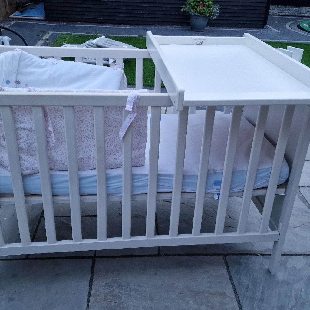 Cot Bed with Baby Changer in B43 Sandwell für 50,00 £ zum Verkauf