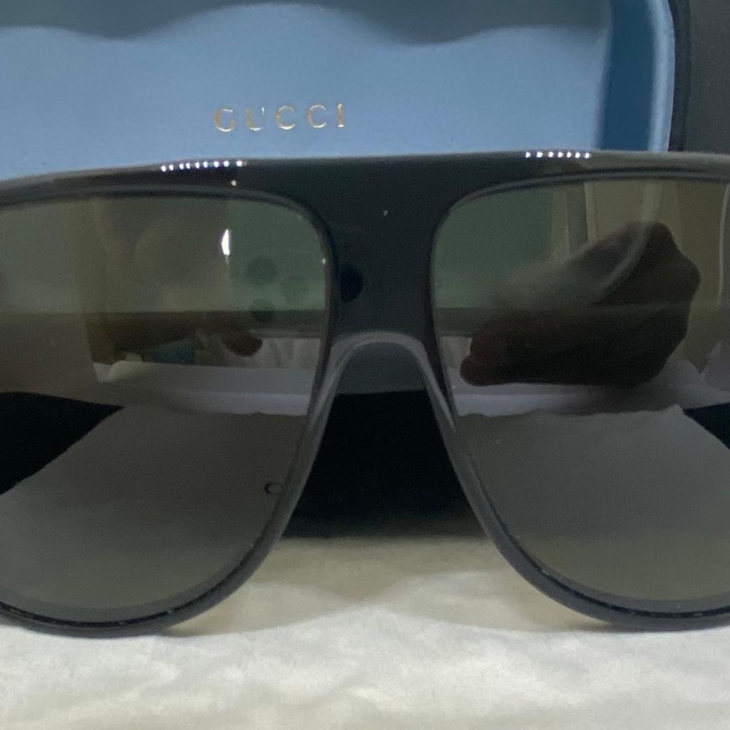 Mens black Gucci sunglasses like new no marks or stratches used a few times only. Original NOT fake.