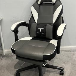 Hi there 

For sale is my gaming chair. 

It’s in excellent condition and super comfortable! 

Had this about a year and it’s in excellent condition. Don’t want to sell but moving to a smaller place.