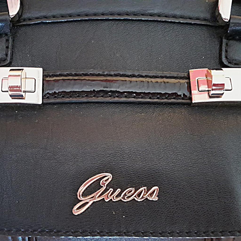 GUESS Damen Handtasche,

Orig.

Farbe : Schwarz,

Nagelneu - Noch nie verwendet,

Größe :

Länge 39 cm
Höhe 19 cm