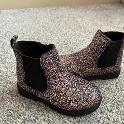Lovely sparkly boots 
Infant 7 
Great condition 
Debenhams