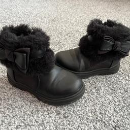 Girls infant boots 
Size 7
Good condition