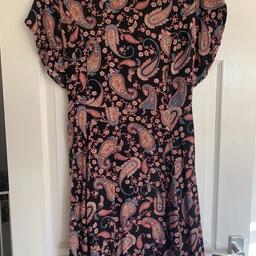 Women's Dress by Peacocks

Size 18

Black / Multi Coloured Paisley Print

Round Neck

Short Sleeves

Measures Approximately 37" / 94cm from the Top of the Shoulder Seam to the Hem

Fastens with Two Buttons, Zip and a Tie Back Belt

100% Viscose - Machine Washable

Made in China

Post / Pick Up: Ulverston