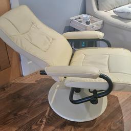 Great chair with plenty of life left in it. 

Cream leather recliner with a flexible bottom and reclining back. Black steel frame. 

Happy to deliver for an additional charge depending on location. 

Collect from Brentwood