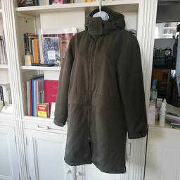 Vendo cappotto imbottito colore verde militare con cappuccio. La tg indicata all'interno è 40 ma veste una 42. In buonissime condizioni in quanto usato poche volte!