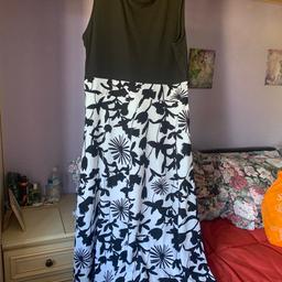 Lovely dress size XL Shein curve stretch material at top chiffon on bottom has side zip on the right
I’m 5ft 2 comes to
Ankles