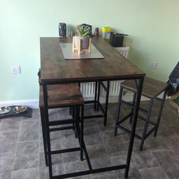 great condition table and stools can be used with two stools or 4