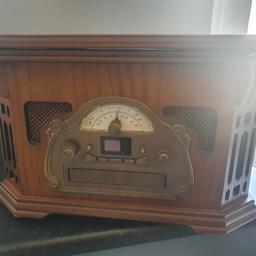 Retro style record player with radio/cd player.
very good condition only used a couple of times.
Used as a decor accessory