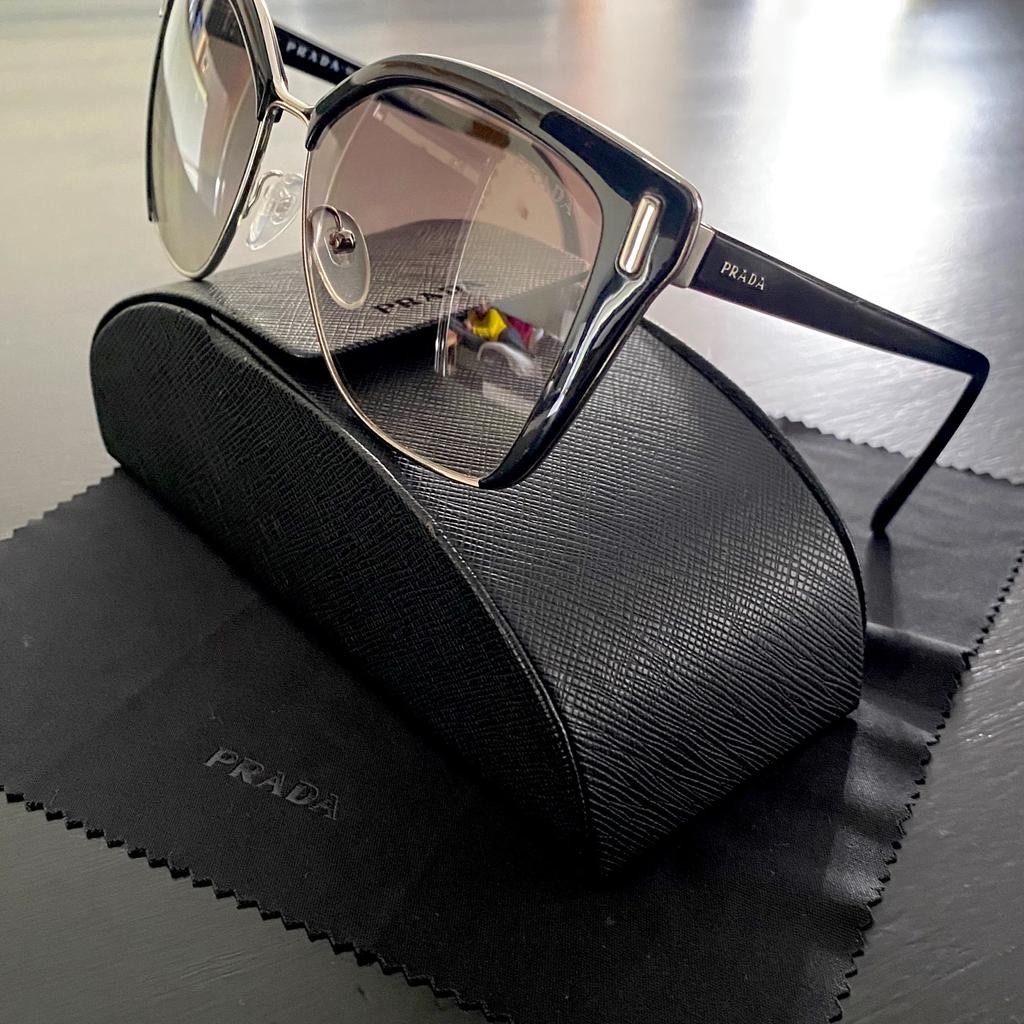 Prada Sonnenbrille (schwarz) inkl. Etui und Brillenputztuch (Prada).

Neupreis: Eur 380,00.