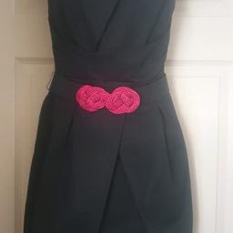 New oasis dress side zip under the arm hidden straps in the clear bag with the label. The belt has 2 poppers quite useful n solid too. Fitted no streach and fully lined I paid 30 in the sale so 14 is a fair price no offers tnx pet n smoke free. collection ip3 or posting at your cost
