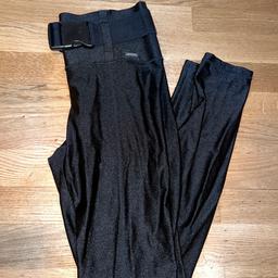Svarta  Aimn tights / leggings storlek L med tillhörande bälte använda fint skick funkar både till träning som till vardags

Frakt 66kr
Avhämtning i Råcksta