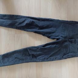 Damen Jeans von Zara günstig abzugeben. Jeans wurde getragen. Elasthan (Stretch Faser) sind leicht sichtbar (siehe Bild). Jedoch beim Tragen nicht. Ansonsten ist die Jeans top. Größe 36.