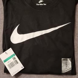 Verkaufe dieses Nike Tshirt in Größe Xl fällt etwas kleiner aus . Das tshirt ist neu , das etikett ist noch dran