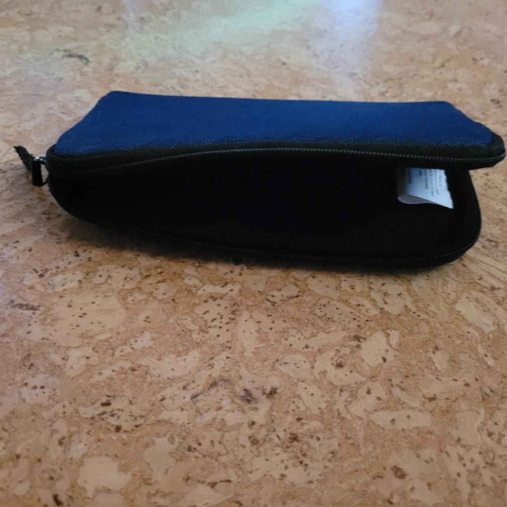 Blaue Universal- Handytasche mit Reißverschluss und Handschlaufe

Passend für die maximale Handy Abmessungen von 15,8 x 7,9 cm, (zB für Samsung Galaxy S20 FE)

Die Tasche wurde nicht benutzt