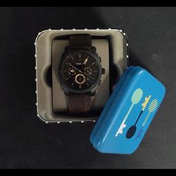 Ich verkaufe eine Herren Uhr der Marke Fossil. Die Uhr ist in neuwertigem Zustand und wurde wenig benutzt.

Mit dabei ist die Uhr, die Metallbox (Bild 3) und eine Bedienungsanleitung.

Die Uhr braucht eine neue Batterie, aber das ist sofort gewechselt.