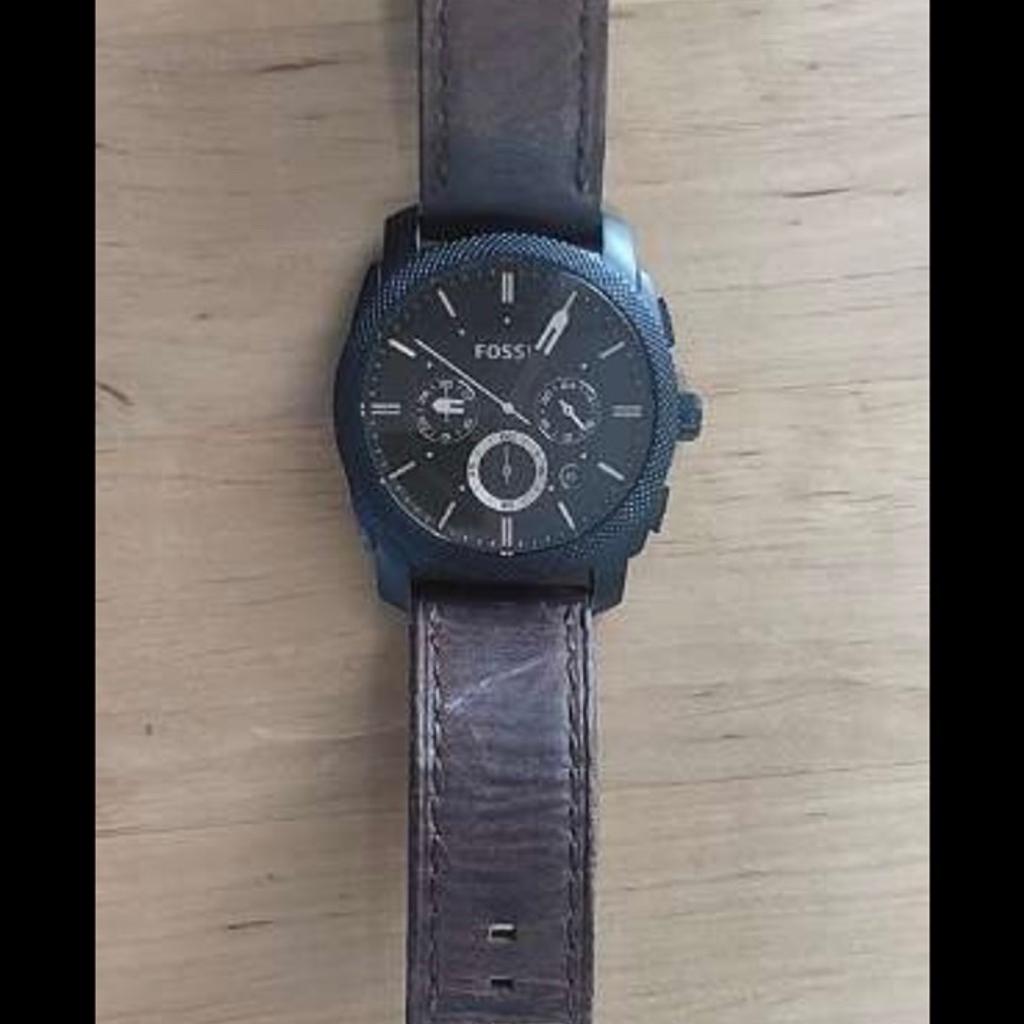 Ich verkaufe eine Herren Uhr der Marke Fossil. Die Uhr ist in neuwertigem Zustand und wurde wenig benutzt.

Mit dabei ist die Uhr, die Metallbox (Bild 3) und eine Bedienungsanleitung.

Die Uhr braucht eine neue Batterie, aber das ist sofort gewechselt.