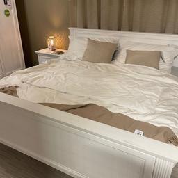 Bett ohne Matratze 
Lattenrost mit Härteverstellung! 
2x Nachtkommode 
Bett 180cm