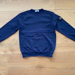 Mein Sohn hat aussortiert. Verkauft wird ein marineblaues Sweatshirt von Stone Island junior in Gr. 12/152-158. Er ist nun leider zu klein. Sehr guter getragener Zustand. Wurde bei Nickis.de gekauft. Rechnung vorhanden. Wird versichert versendet.