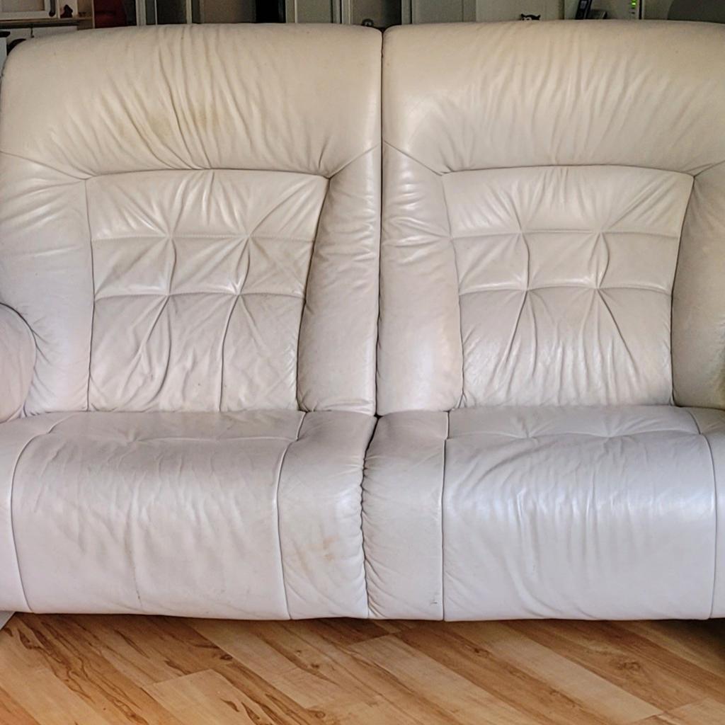 zweieinhalbsitzer Leder Sofa Farbe,Taupe, sehr gut erhalten, nicht durchgessen. ca.4Jahre alt.
länge: 156cm
breite:80cm
höhe:109cm
Sitztiefe:72cm