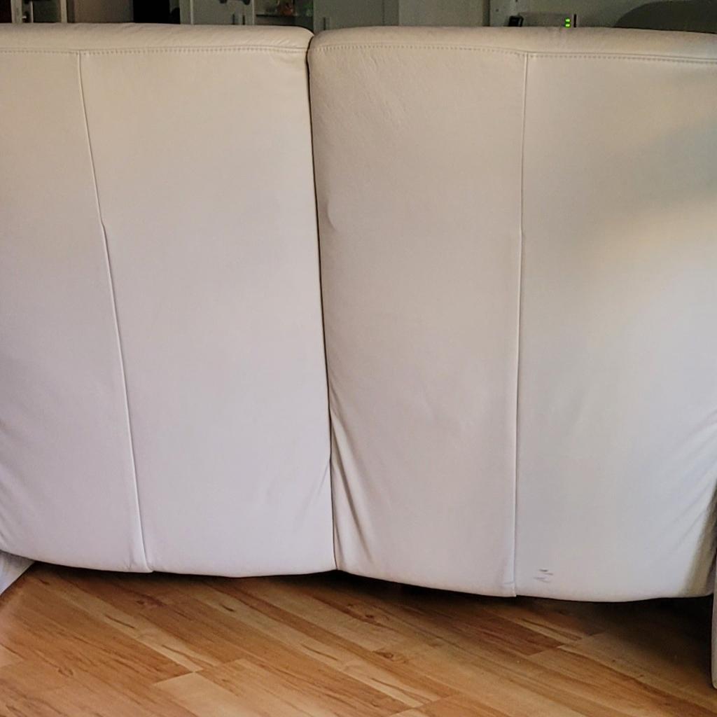 zweieinhalbsitzer Leder Sofa Farbe,Taupe, sehr gut erhalten, nicht durchgessen. ca.4Jahre alt.
länge: 156cm
breite:80cm
höhe:109cm
Sitztiefe:72cm