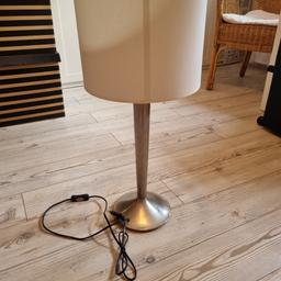 - schöne & hochwertige Stehlampe

- aus einem Designstudio

- Verkauf wegen Wohnzimmerrenovierung

- robuster Fuß & Stofflampenschirm

- 70 cm hoch & 30 cm im Durchmesser