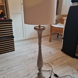 - schöne & hochwertige Stehlampe

- aus einem Designstudio

- Verkauf wegen Wohnzimmerrenovierung

- robuster Fuß & Stofflampenschirm

- 102 cm hoch & 30 cm im Durchmesser