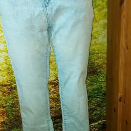 Jeans 👖 Größe 40
schwarze Puli Marke G- Star RAW 13€
kreme -- Leder Weste VP 10€